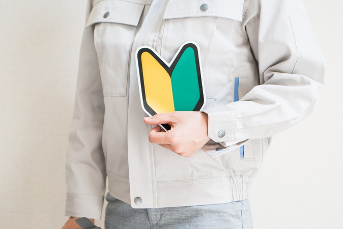 若葉持つ女性横向き